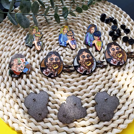 Aucun MOQ usine en gros personnalisé sérigraphie plaqué or poires paillettes métal Badge émail broche personnalisé